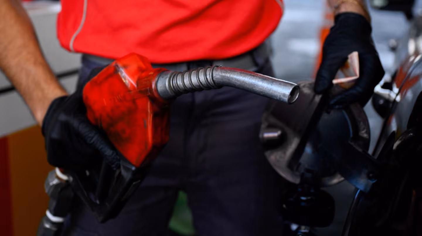 El Gobierno desdoblará el ajuste del impuesto a los combustibles y aplicará una suba parcial en agosto