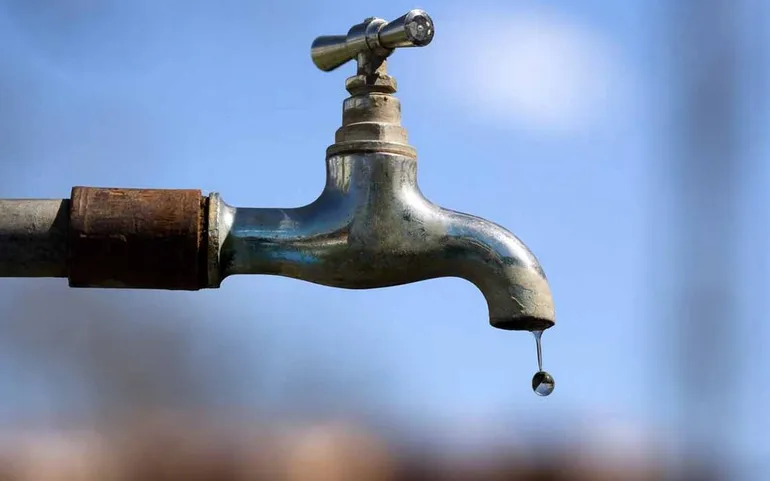 Trabajos en la red troncal provocan baja presión de agua en varios barrios de Eldorado