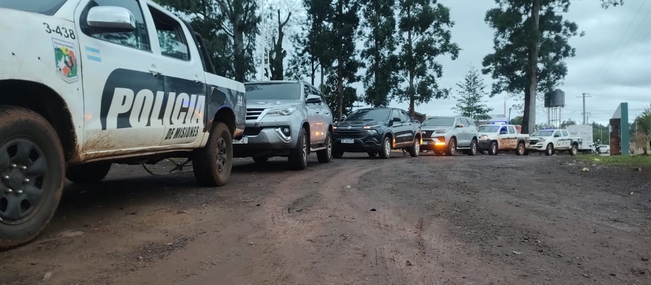 Incautaron cuatro camionetas robadas en Brasil y adaptadas para el contrabando - Imagen principal