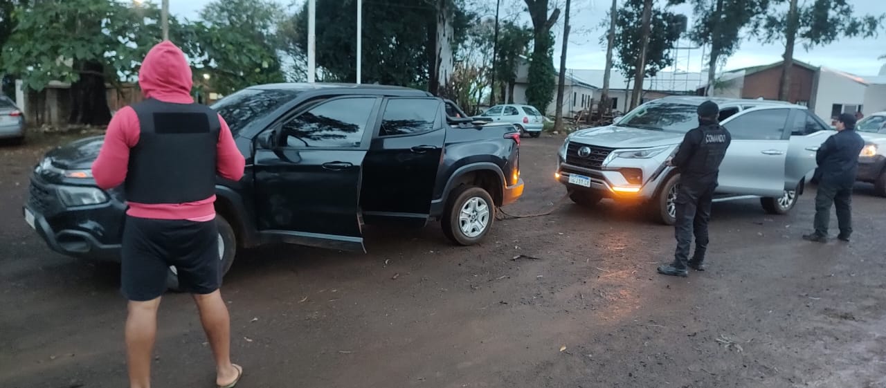 Incautaron cuatro camionetas robadas en Brasil y adaptadas para el contrabando - Imagen 2