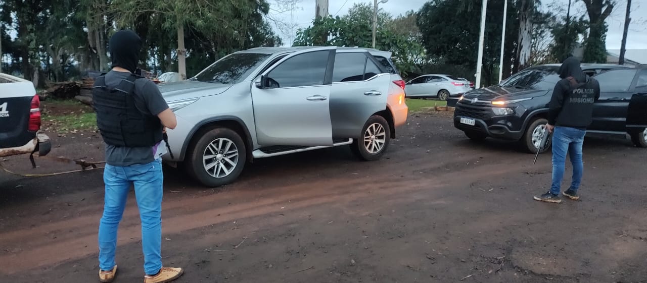 Incautaron cuatro camionetas robadas en Brasil y adaptadas para el contrabando - Imagen 3