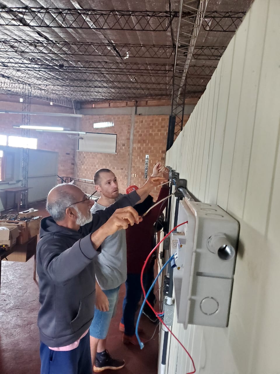 Brindan capacitación gratuita en electricidad domiciliaria en Eldorado - Imagen principal