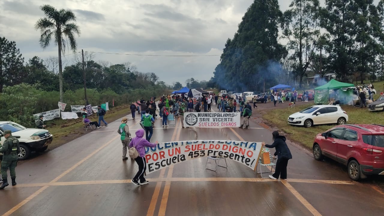 Docentes cortaron la Ruta Nacional 14 en San Vicente como parte de una jornada provincial de protesta