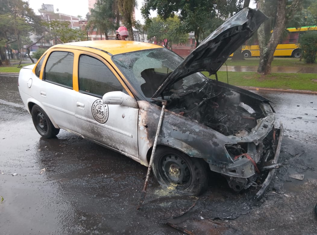 Bomberos sofocaron un incendio vehicular en pleno centro de Posadas - Imagen principal