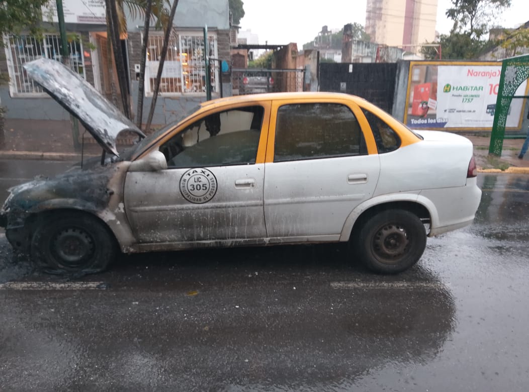 Bomberos sofocaron un incendio vehicular en pleno centro de Posadas - Imagen 2