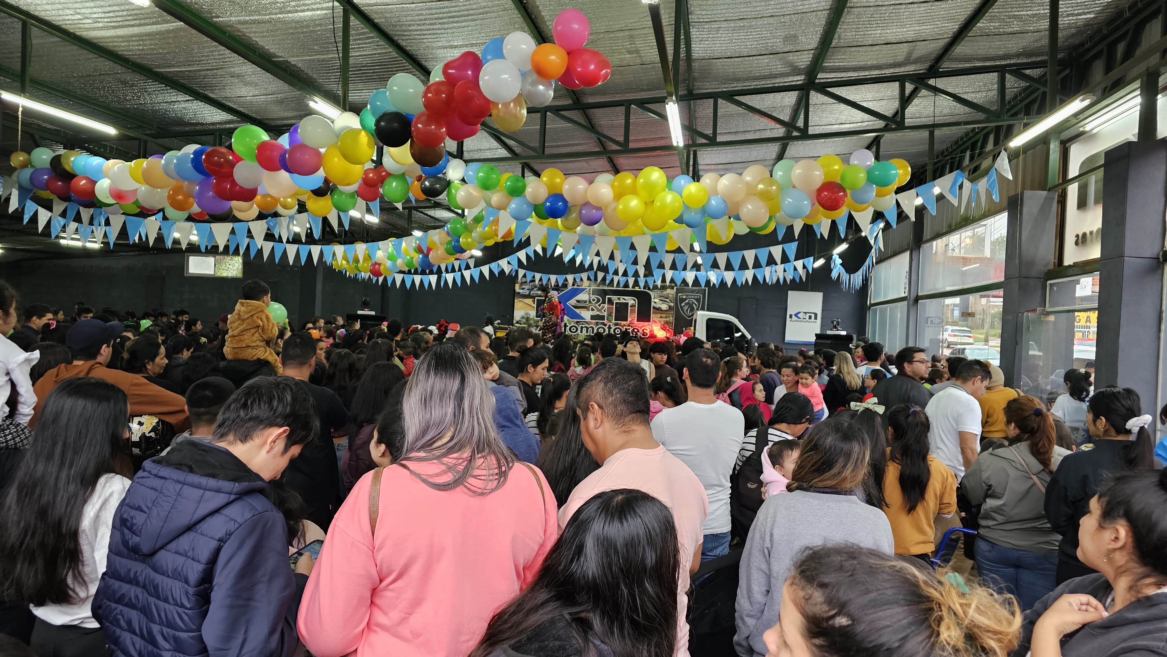 Tradición familiar: los niños disfrutaron del festejo por su día en KyM Automotores - Imagen principal