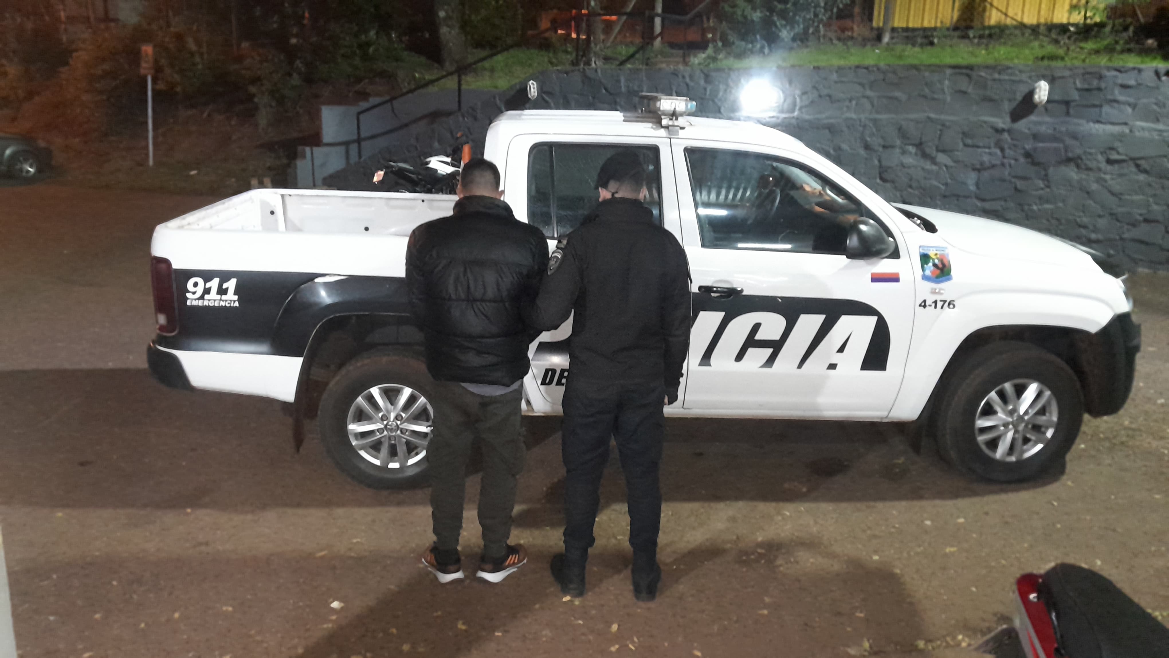 Detuvieron a un hombre con pedido de captura por hurto y cocaína en un boliche de Leandro N. Alem - Imagen principal