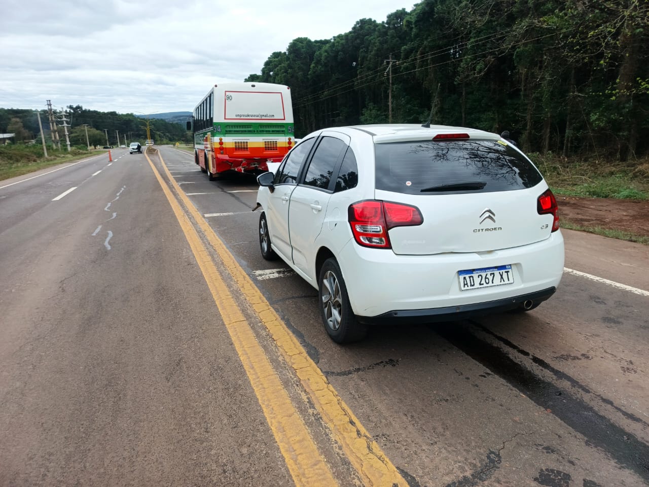 Un herido leve en una colisión entre un automóvil y un ómnibus sobre la Ruta Nacional 12 en Puerto Piray - Imagen 2