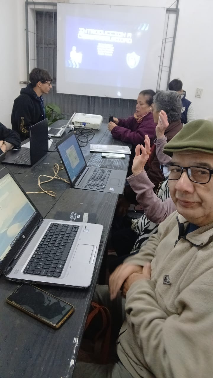 Dictan taller de alfabetización digital para adultos mayores en Eldorado - Imagen principal