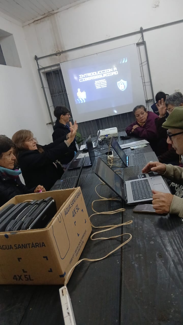 Dictan taller de alfabetización digital para adultos mayores en Eldorado - Imagen 2