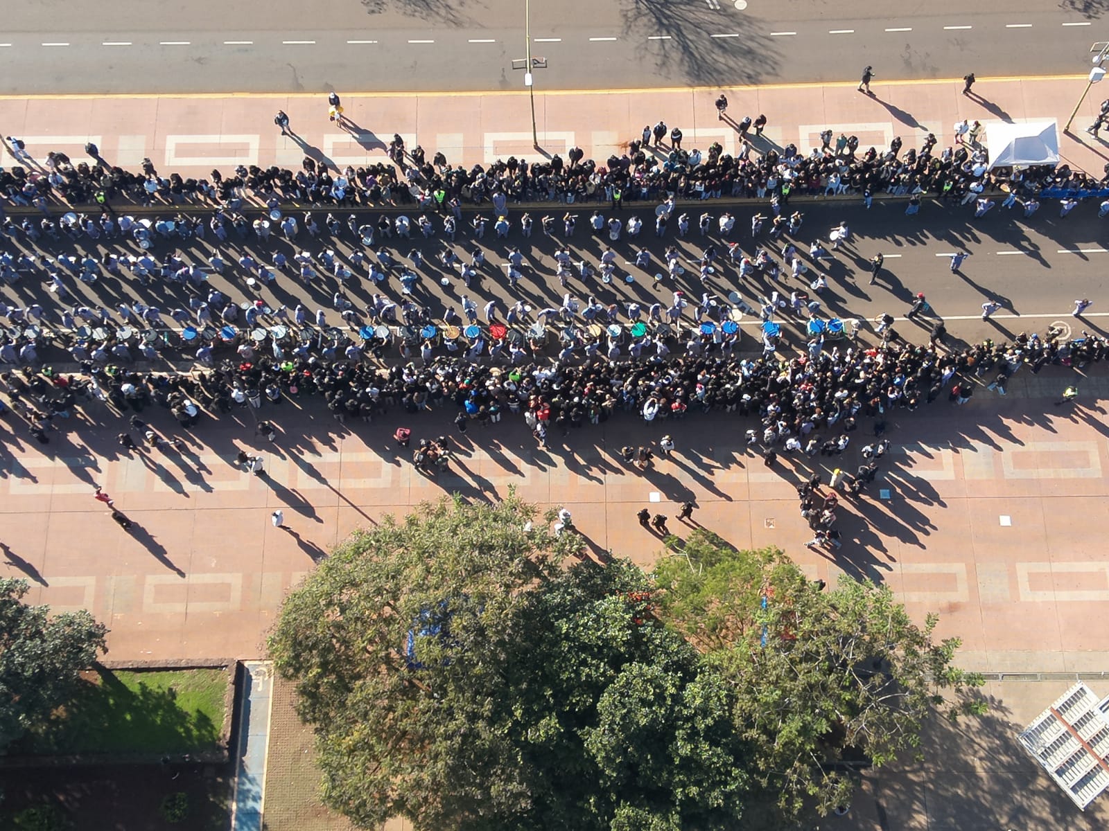 La Policía monitorea con drones y cámaras la prueba piloto de la Estudiantina en Posadas - Imagen principal