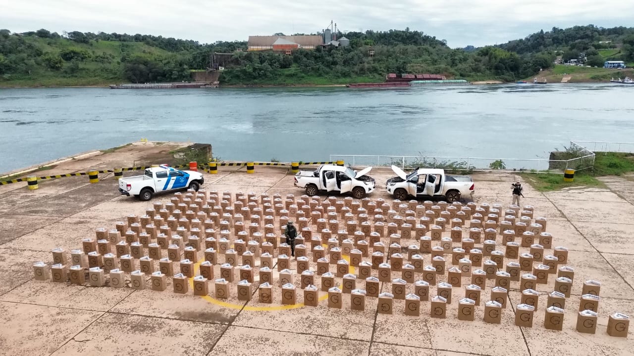 Prefectura incautó un cargamento millonario de cigarrillos de contrabando en Eldorado - Imagen 1