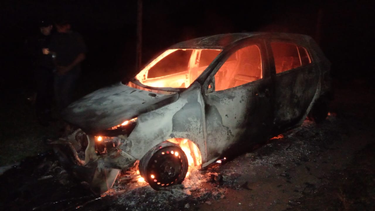 Bernardo de Irigoyen: un veh�culo qued� totalmente destruido por el fuego - Imagen 1