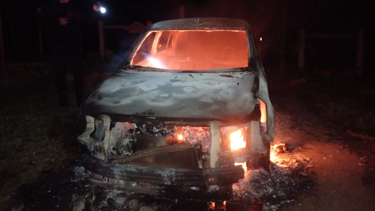 Bernardo de Irigoyen: un vehículo quedó totalmente destruido por el fuego 2