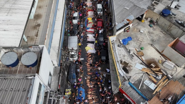 Río de Janeiro: vecinos llevaron más de 50 cuerpos a una plaza tras el operativo contra Comando Vermelho 3