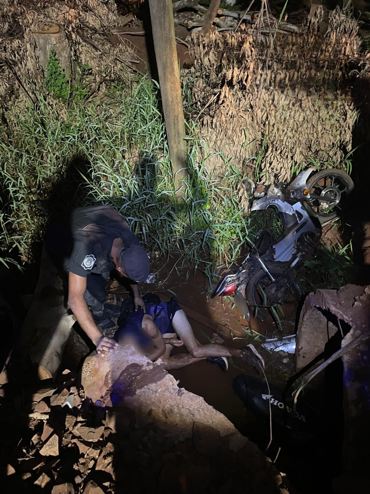 Eldorado: Motociclista sufrió lesiones graves tras despistar y caer desde un puente en calle Rivadavia
