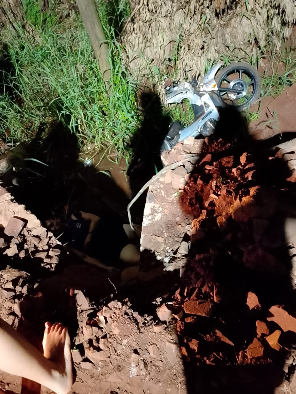 Eldorado: Motociclista sufrió lesiones graves tras despistar y caer desde un puente en calle Rivadavia  3