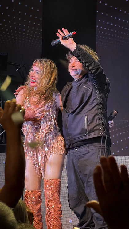 Milei se subió al escenario con Fátima Florez y cantaron “Rock del gato” en Mar del Plata 2