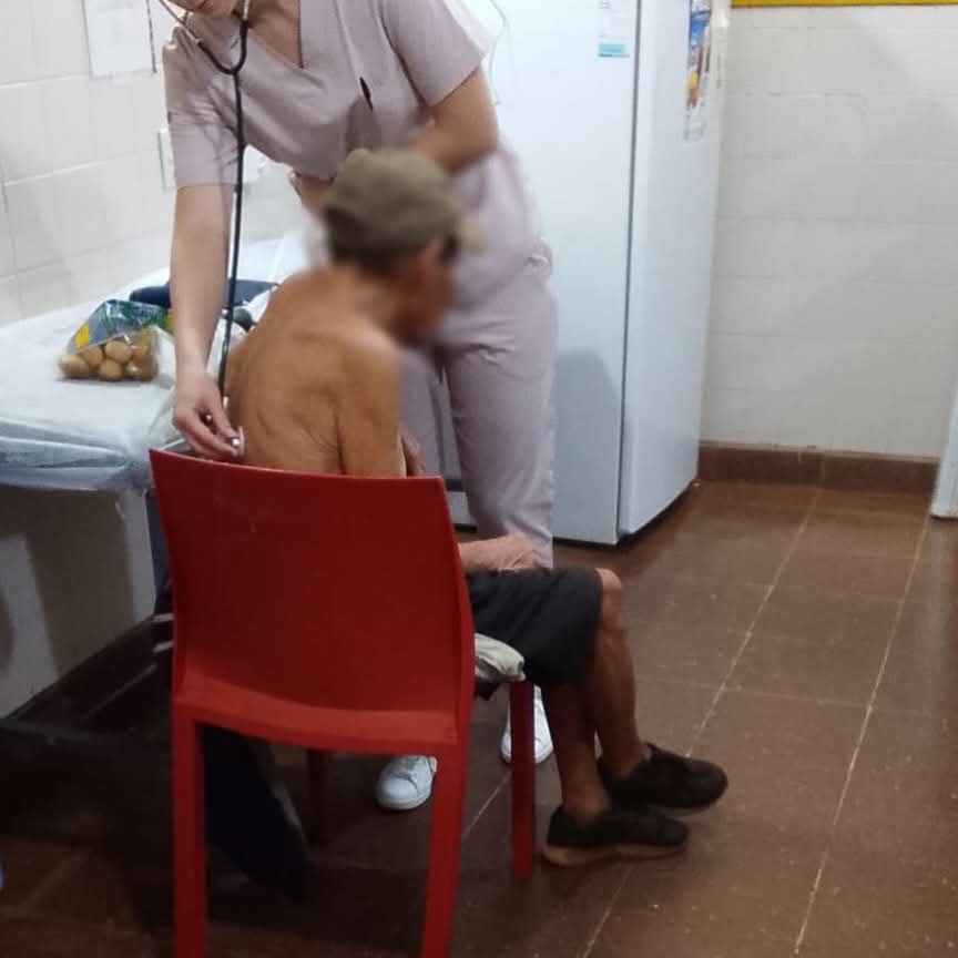 Asistieron a un hombre de 72 años que estaba desorientado sobre la Ruta Nacional 12 en Santa Ana