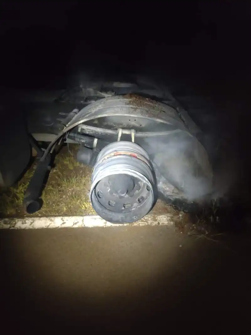 Piñalito Norte: se incendió un camión sobre la Ruta Nacional 101 3