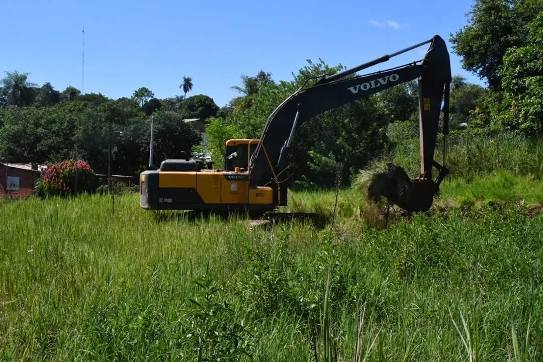 Realizan tareas de limpieza y mantenimiento de desagües en el barrio Itatí