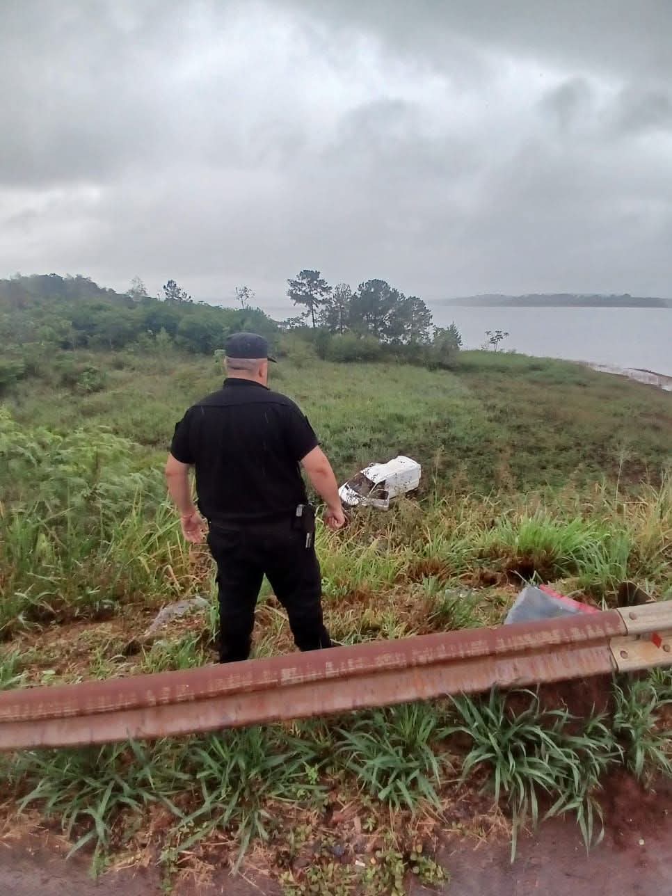 Un conductor resultó lesionado tras despistar con una camioneta en Puerto Libertad
