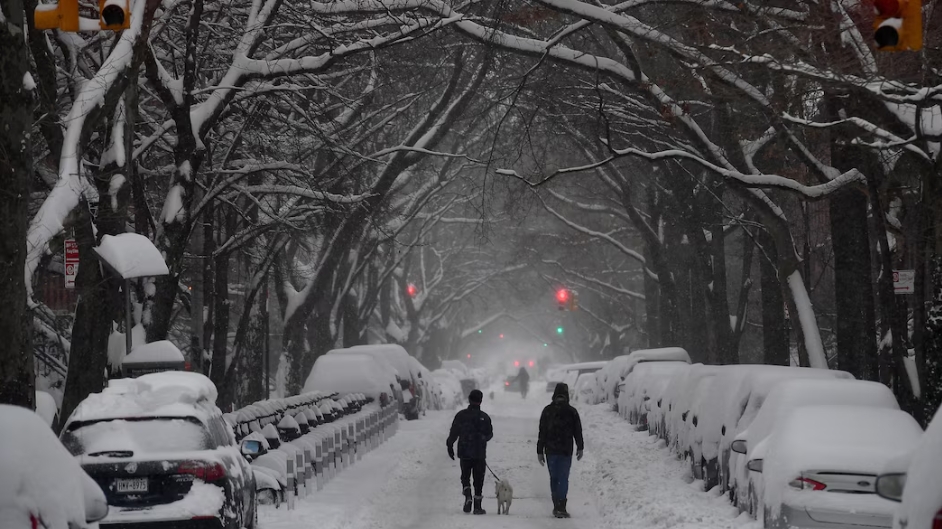 Nueva York registra una fuerte tormenta de nieve 3