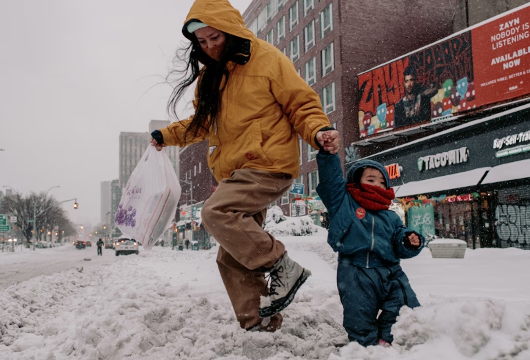 Nueva York registra una fuerte tormenta de nieve 5