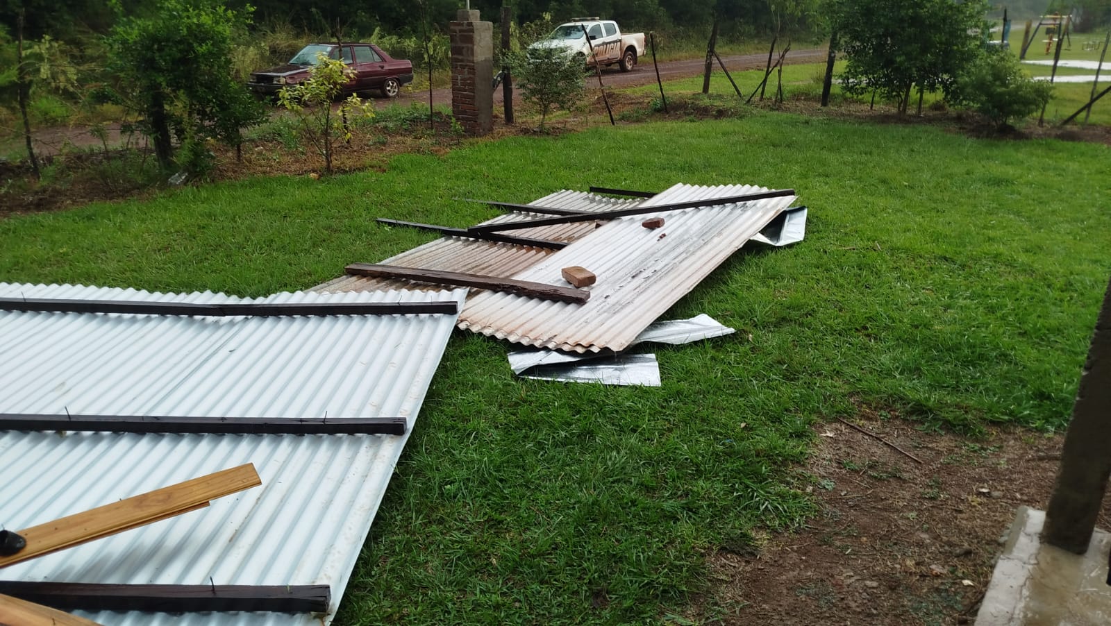 Ráfagas de viento provocaron caída de árboles, cables y daños materiales en Posadas 2