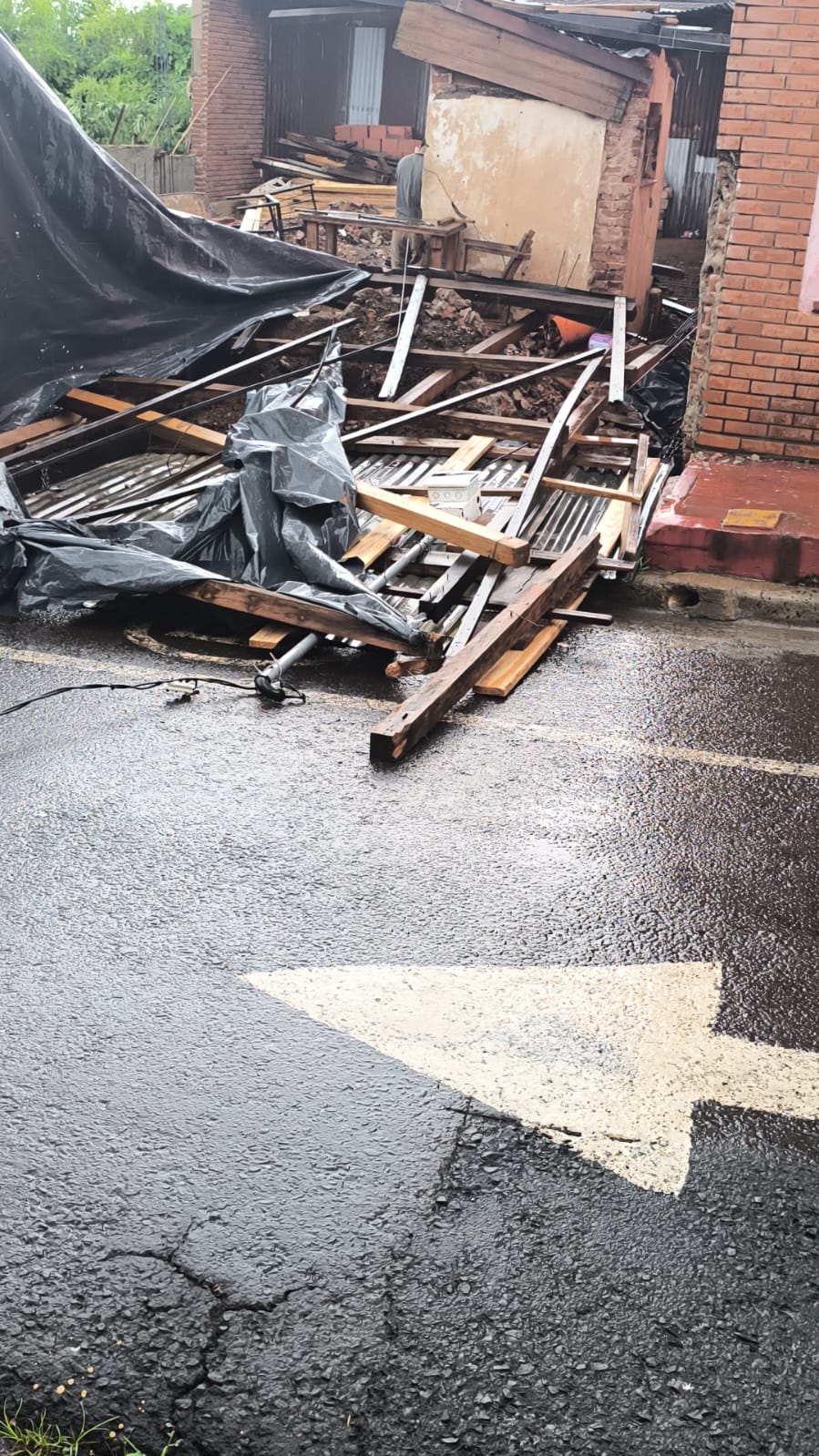 Ráfagas de viento provocaron caída de árboles, cables y daños materiales en Posadas 4