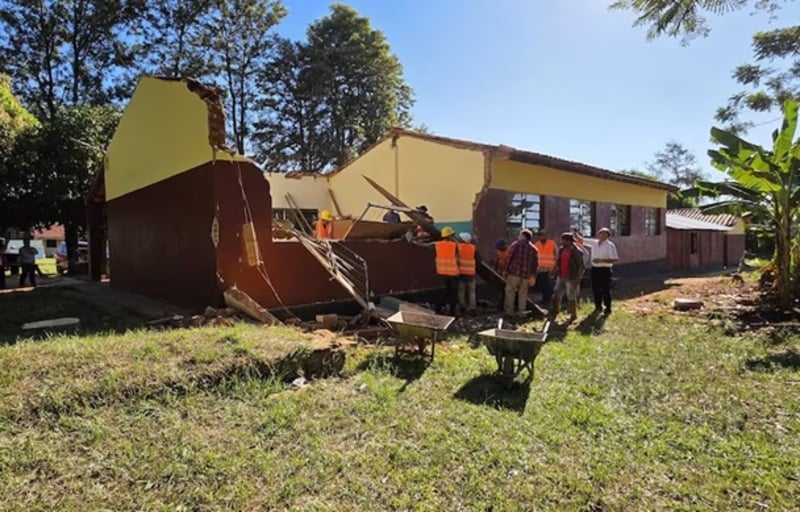 Se derrumbó el techo de una escuela en Paraguay y un paro docente evitó una tragedia 2