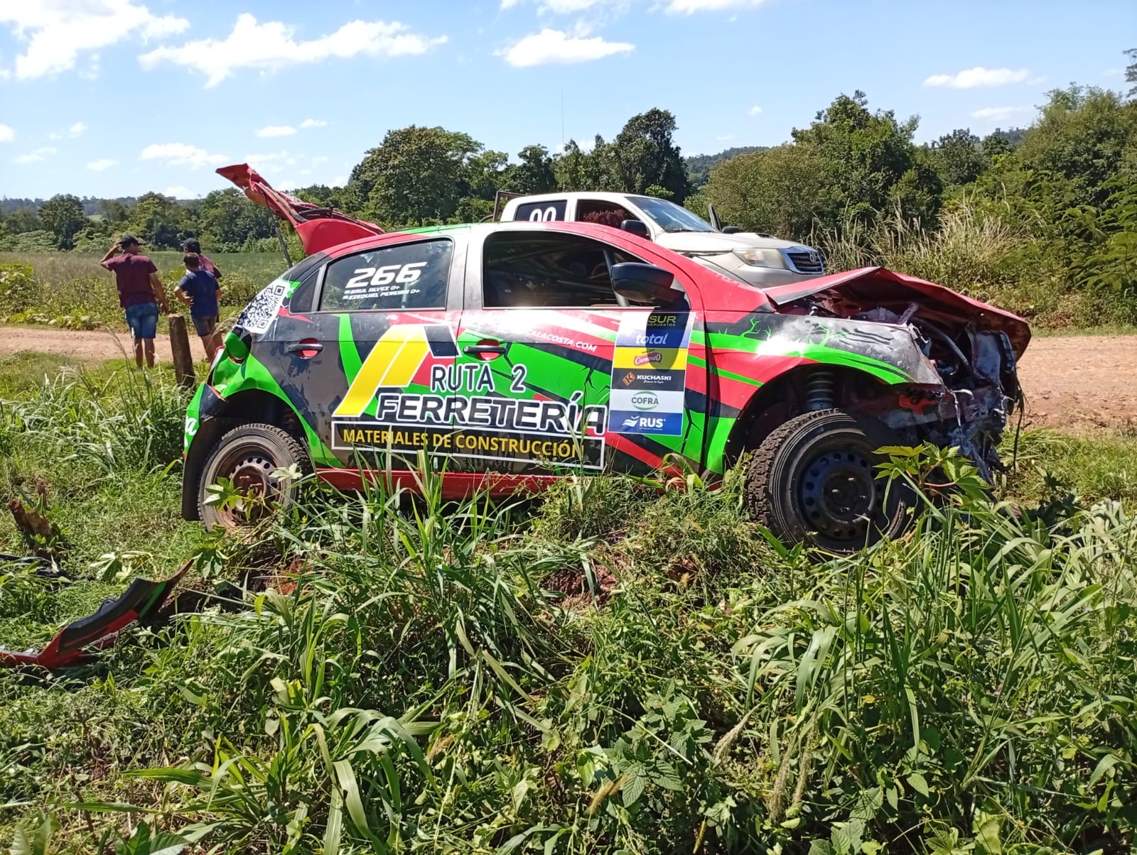 El Soberbio: dos autos del rally despistaron en un tramo terrado y los ocupantes resultaron con lesiones leves 2