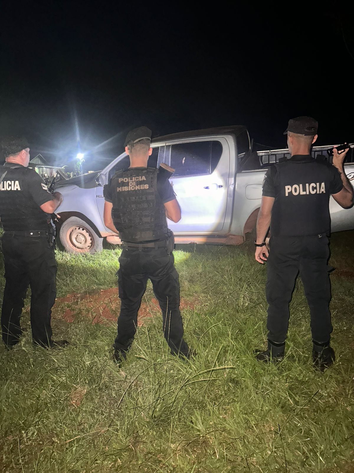 El Soberbio: encontraron una camioneta robada en Berazategui abandonada en una zona rural 2