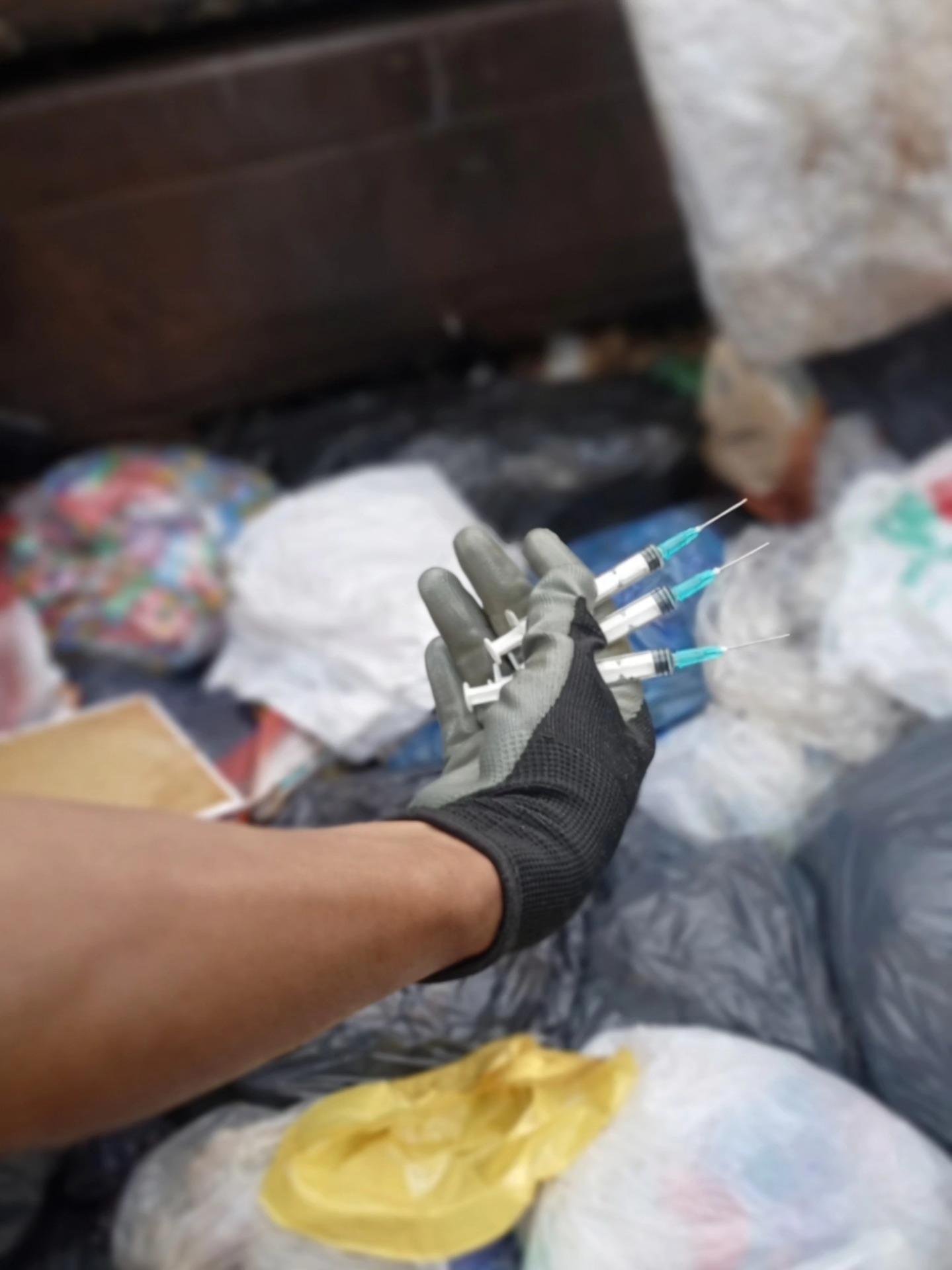 Eldorado: Hallaron jeringas con agujas sueltas en un contenedor del barrio 8 de Diciembre