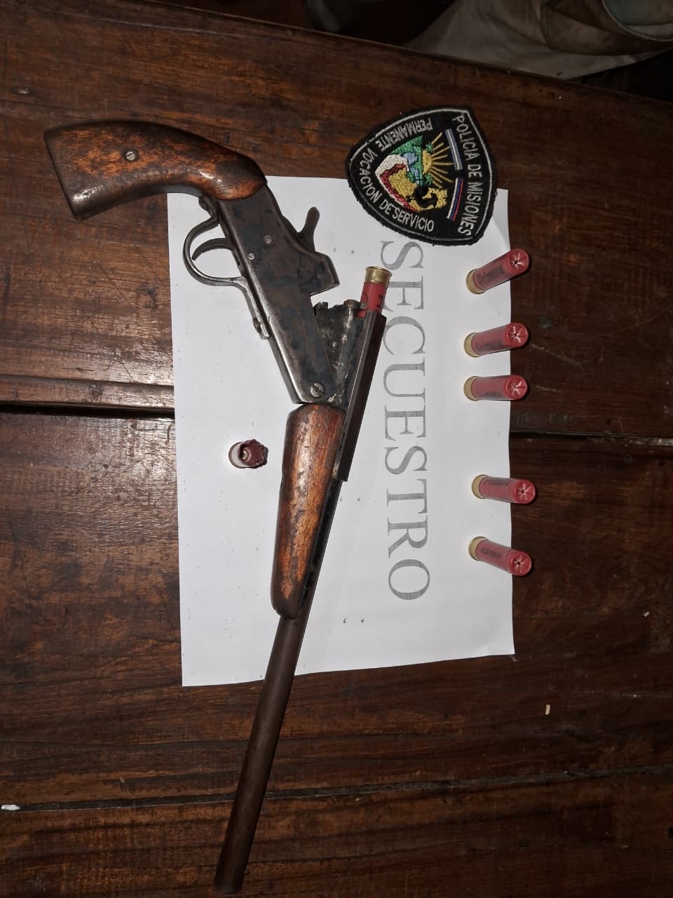 Amenazó a su pareja y a su hijo con un arma, huyó a los tiros y fue detenido en Pozo Azul 2