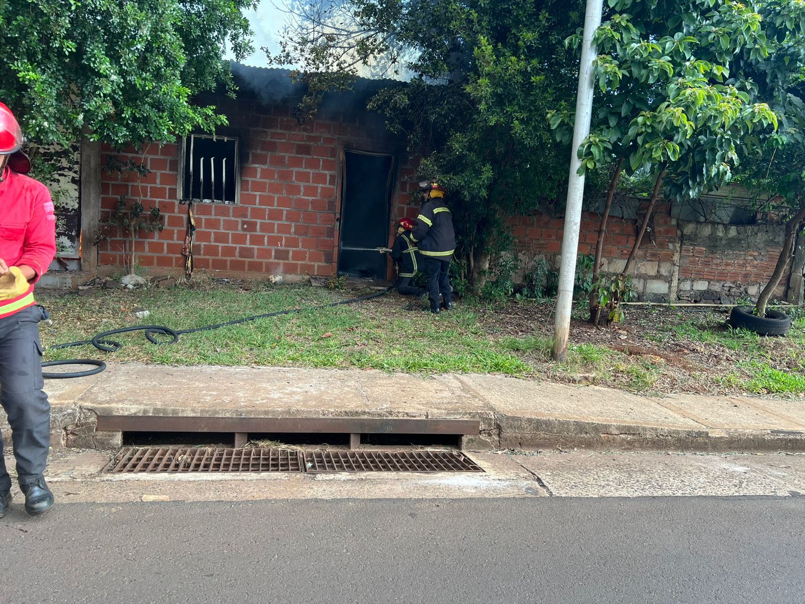 Incendio en un depósito de Posadas: investigan posible origen intencional y buscan a un hombre 2