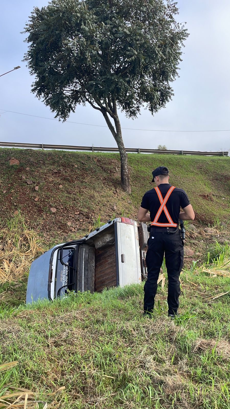Se quedó sin frenos y terminó en un barranco: una camioneta se desplazó sola en San Vicente