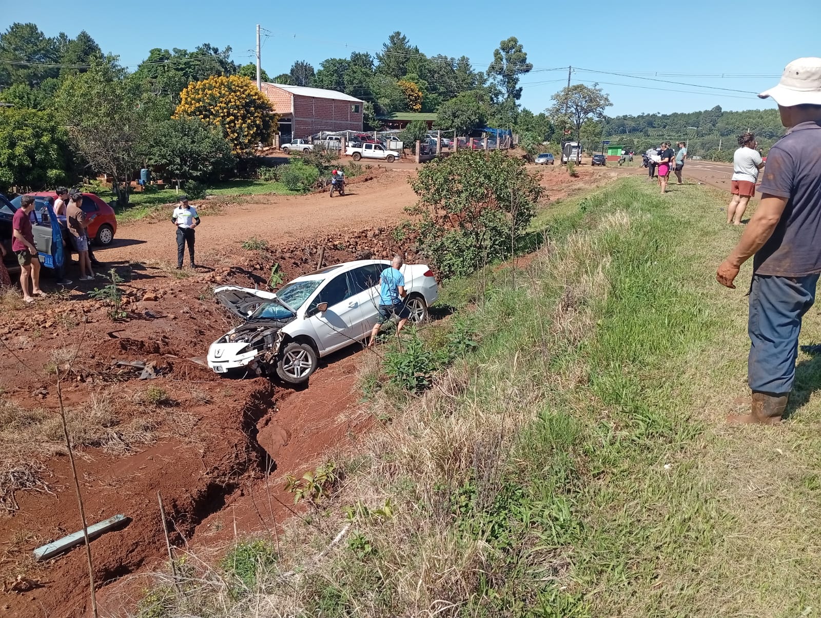 Fuerte choque en Ruta 14: un motociclista resultó herido tras impactar contra un auto en San Pedro 2