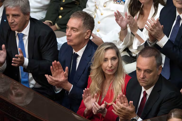 El Gobierno prepara la documentación para responderle a la Justicia por el viaje de Adorni a Punta del Este