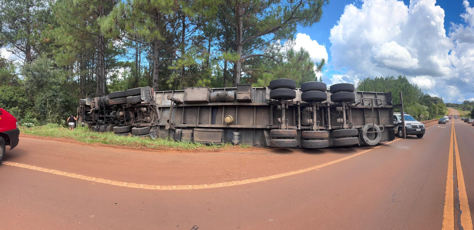 Accidente en la Ruta 14: un camión volcó tras perder el control 2