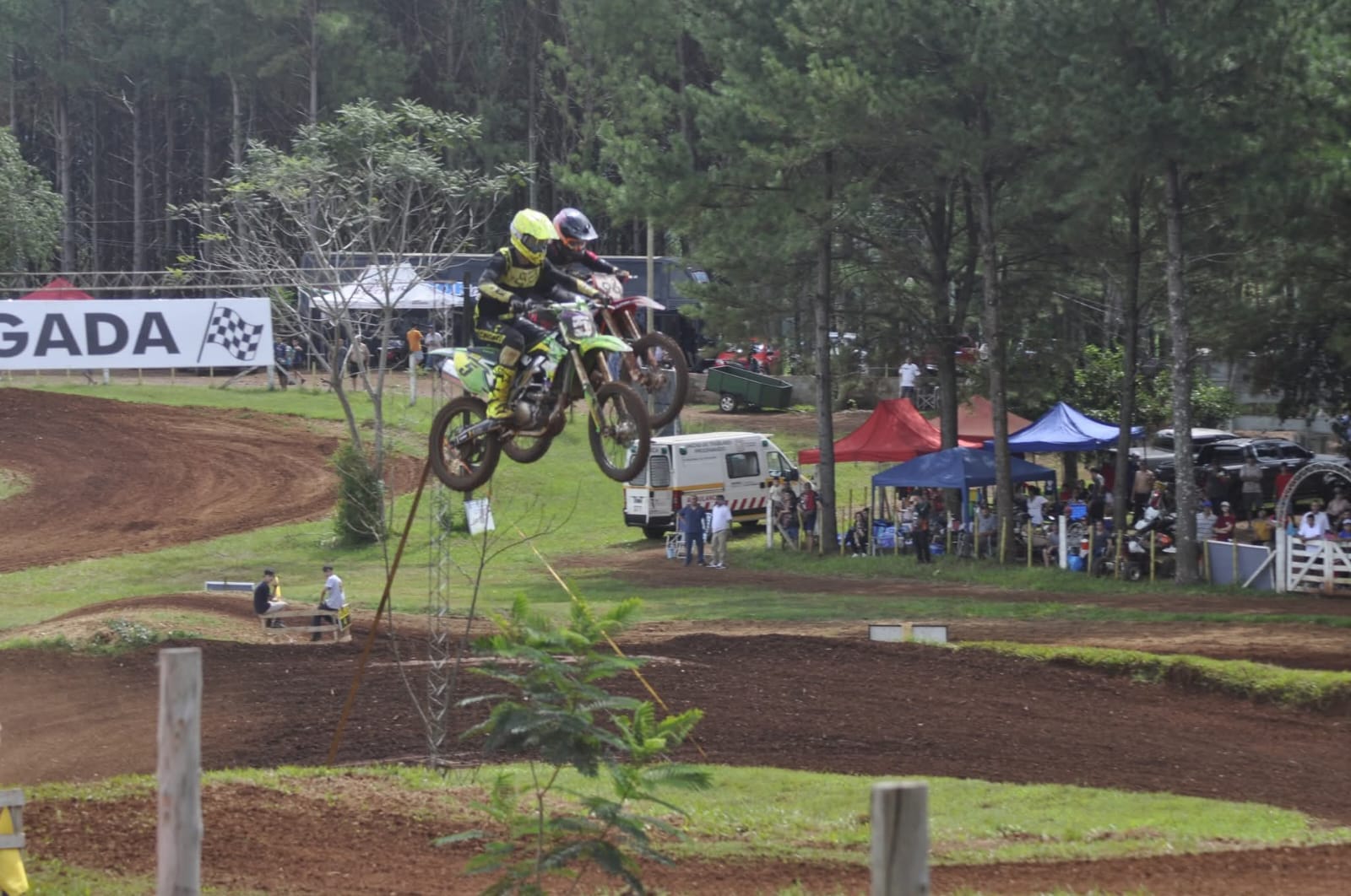 Con 90 pilotos y gran convocatoria, arrancó el Motocross del Nordeste en Eldorado 2
