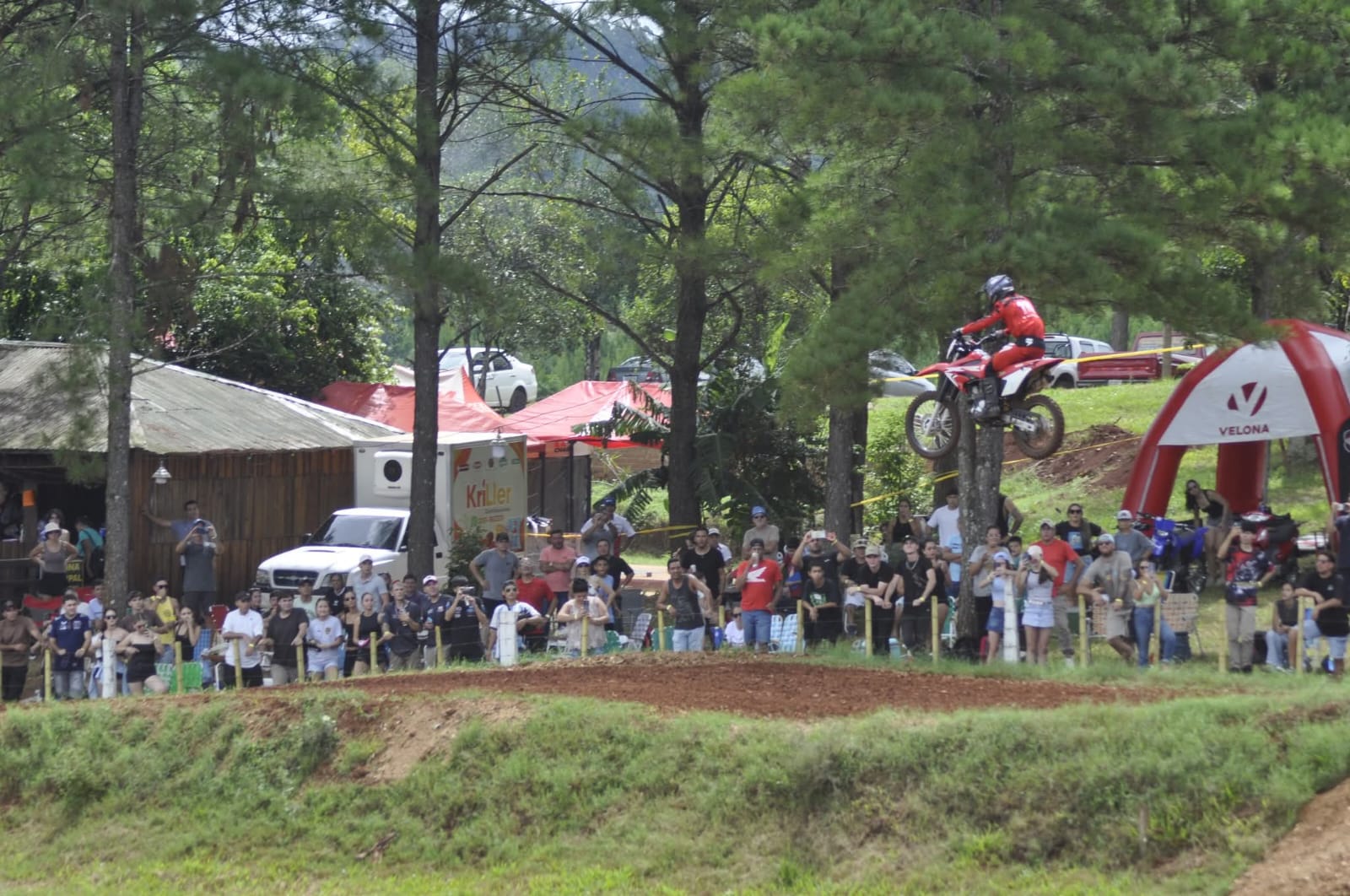 Con 90 pilotos y gran convocatoria, arrancó el Motocross del Nordeste en Eldorado 4