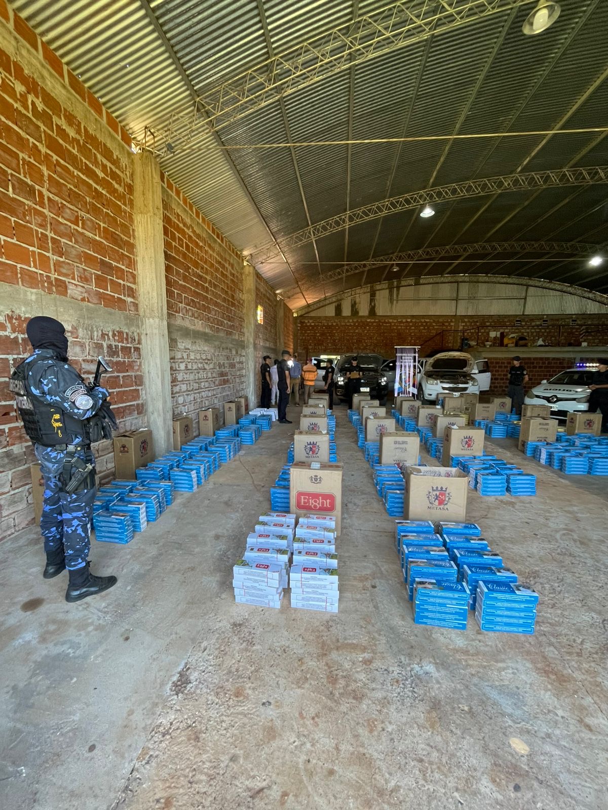 Operativo en Colonia Paraíso: secuestran contrabando millonario y demoran a tres implicados 3