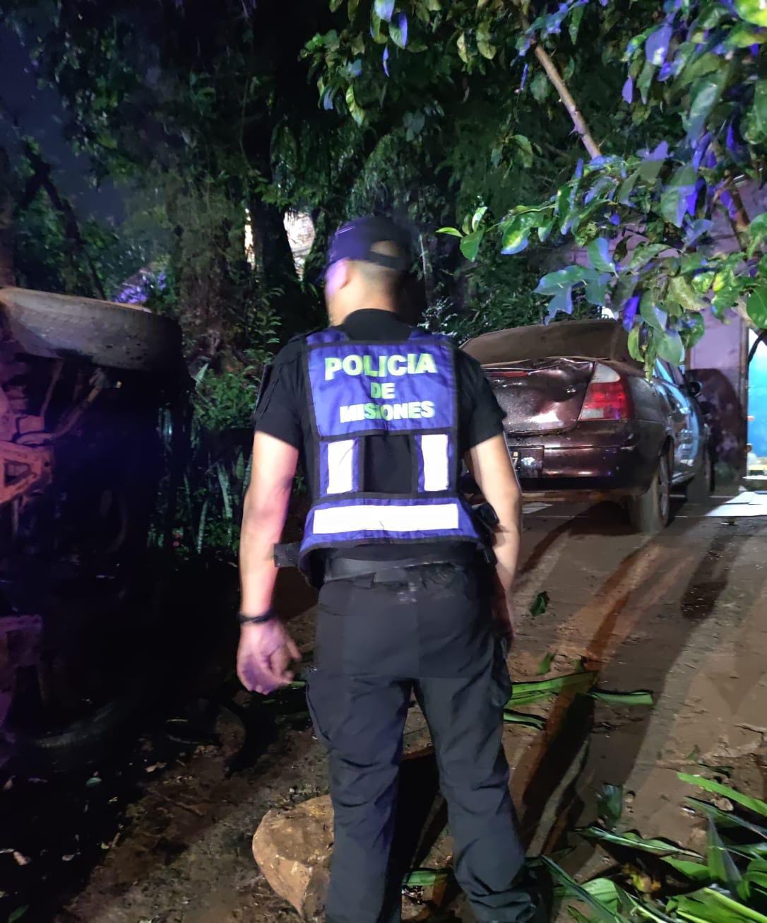 Perdió el control, chocó un auto estacionado y terminó dentro de una casa en Puerto Iguazú 2