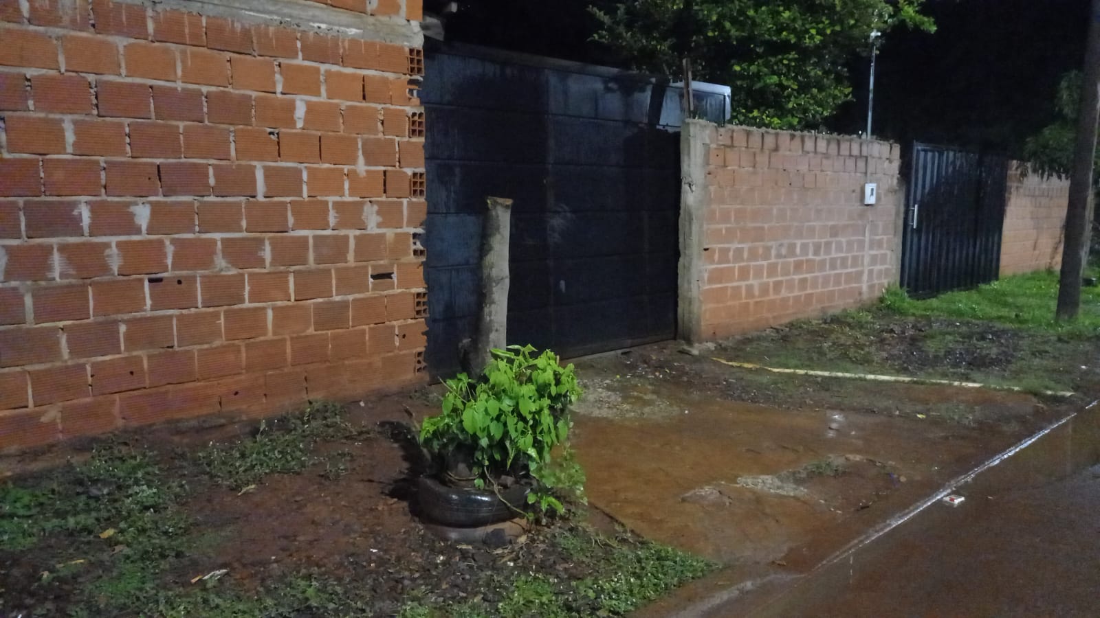 Atacaron a tiros una vivienda en Posadas y huyeron en moto 2