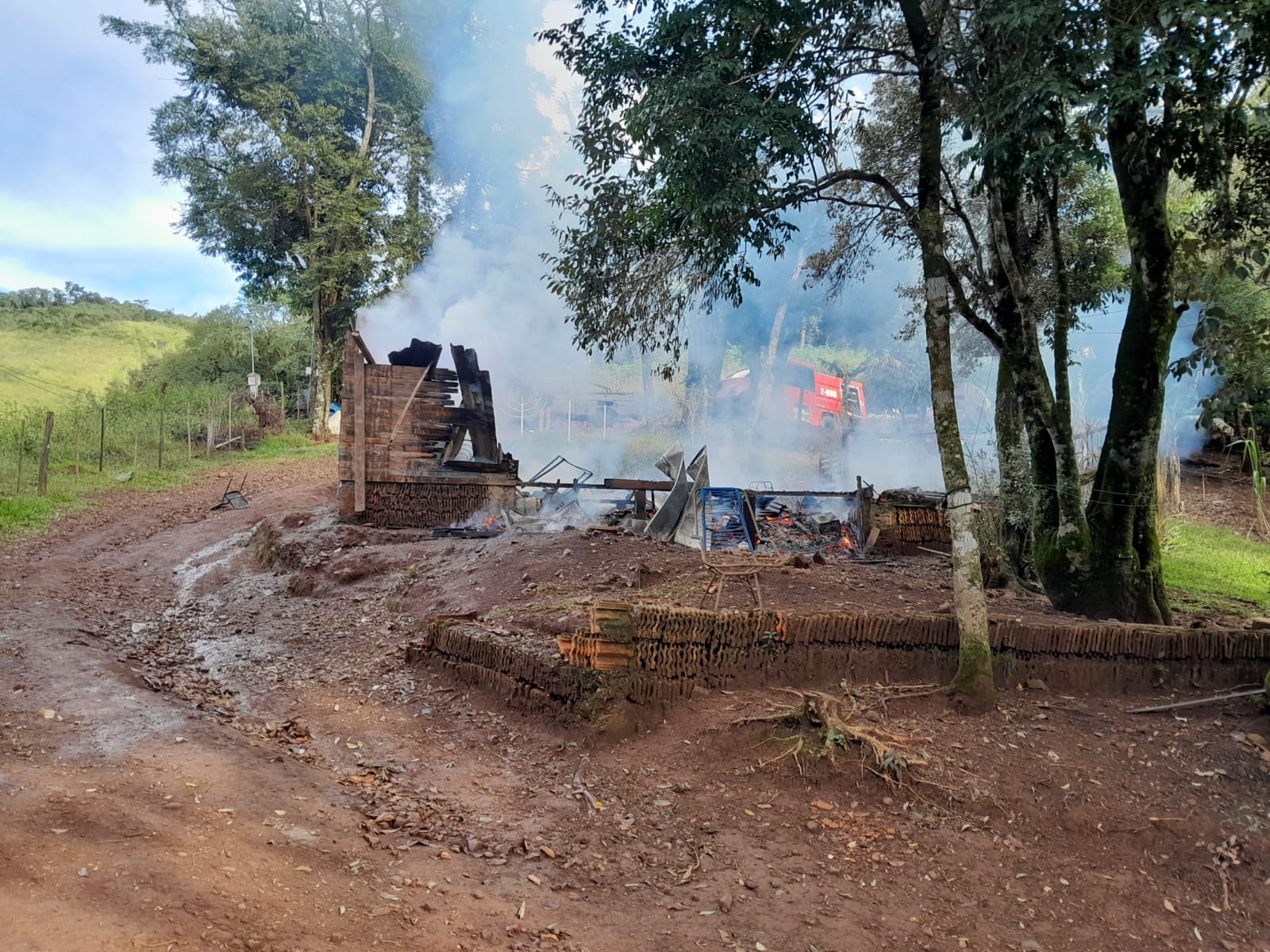 Incendio arrasó una vivienda y dejó a su propietario con quemaduras en Bernardo de Irigoyen 3
