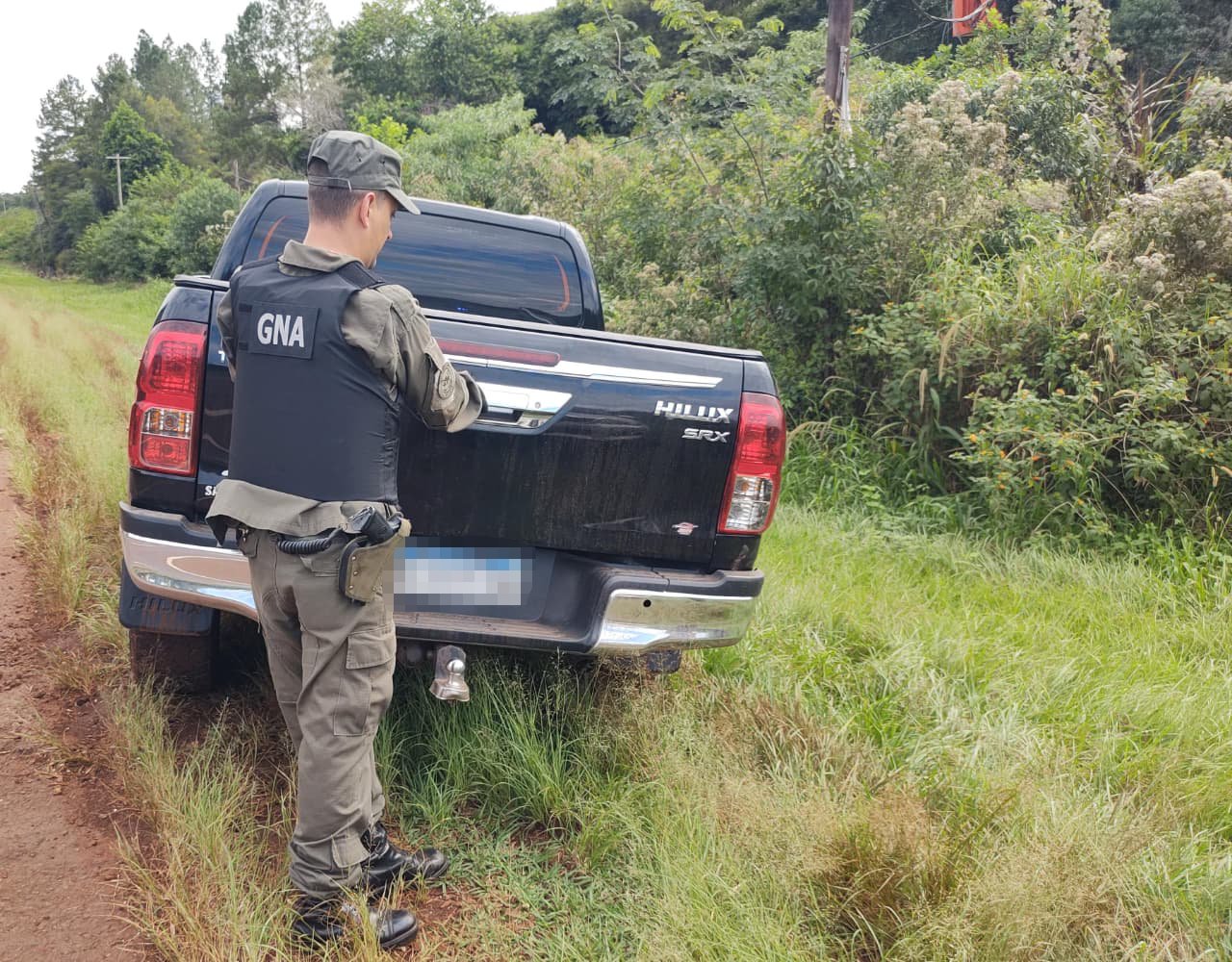 Abandonan una camioneta brasileña cargada con 19.500 atados de cigarrillos ilegales 3