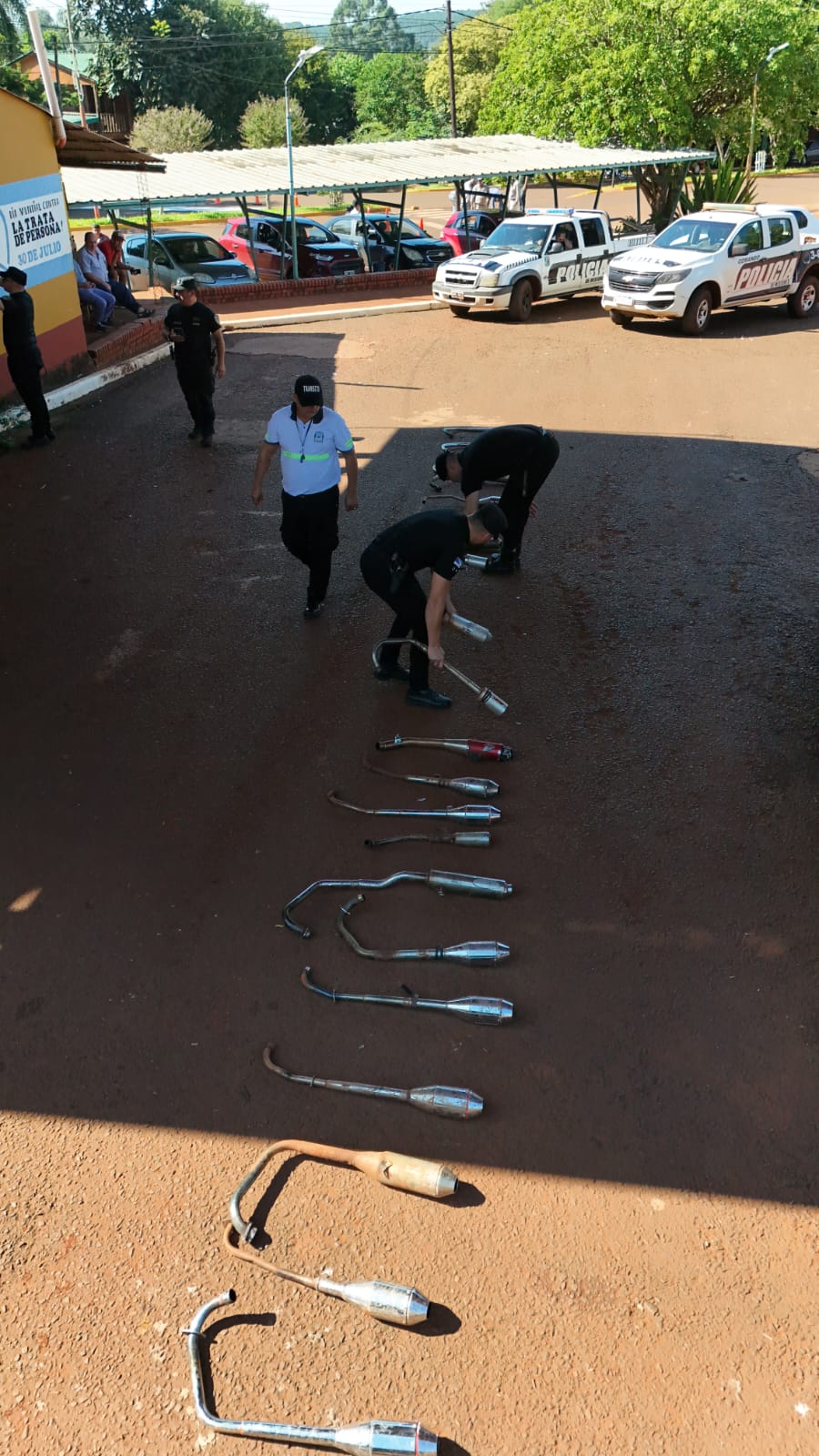 Menos ruidos molestos en los barrios: destruyeron 32 escapes ilegales en Puerto Esperanza 2