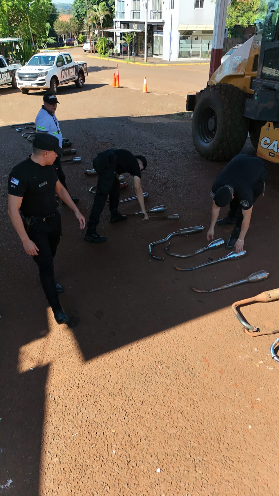 Menos ruidos molestos en los barrios: destruyeron 32 escapes ilegales en Puerto Esperanza 3