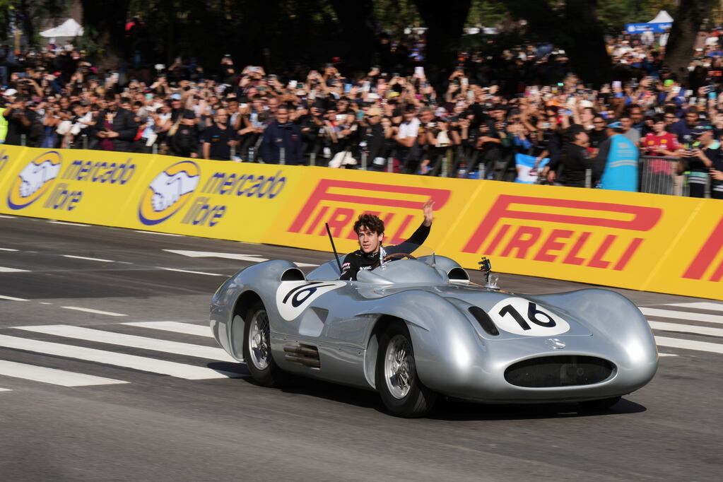 Histórica exhibición de Colapinto en Buenos Aires: frente a miles de fanáticos, corrió con el auto de Alpine y homenajeó a Fangio 3